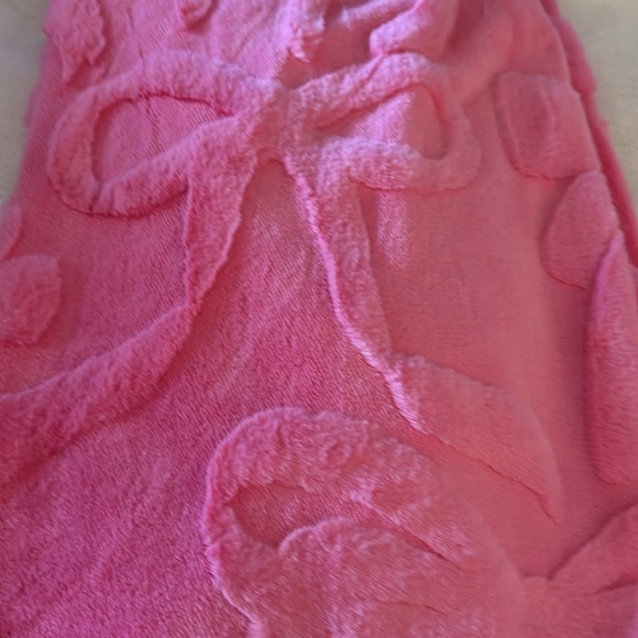 Cupcakes and Cashmere FAUX FUR Pink Bow THROW Blanket - Picture 3 of 6
